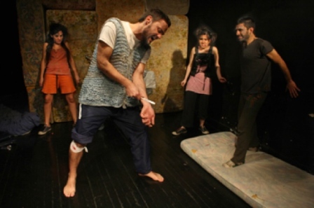 "Estampas del reflejo absurdo," espectáculo conmovedor de Helen Nesis en el teatro El Espión de Buenos Aires