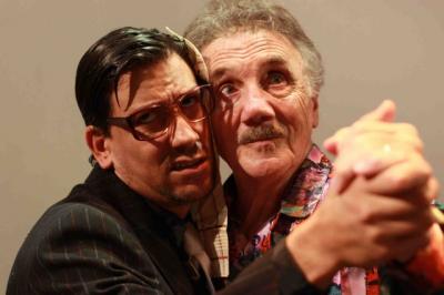 "El hombrecito," humor, canto e impecable actuación en un  espectáculo de Carlos País