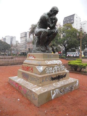 ¿Medita el pensador sobre el vandalismo que ataca a los monumentos y estatuas?