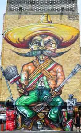 Alfredo Segatori, muralista argentino en pintando en Playa del Carmen, México